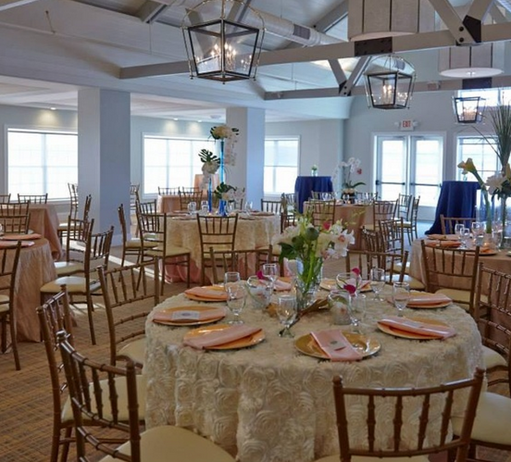 The Cove Restaurant & Marina | restaurant | 392 Davol St, Fall River, MA 02720, USA | 5086724540 OR +1 508-672-4540