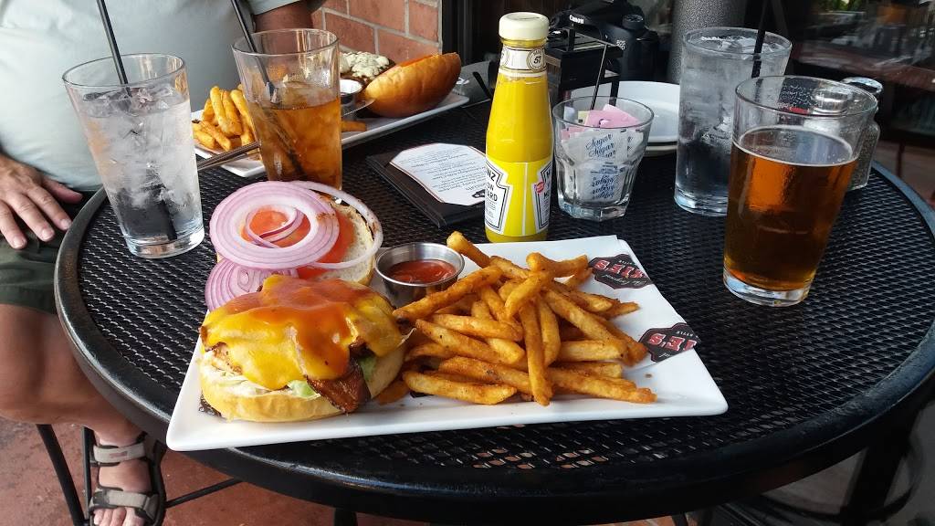 Dixies On Grand | restaurant | 695 Grand Ave, St Paul, MN 55105, USA | 6512227345 OR +1 651-222-7345