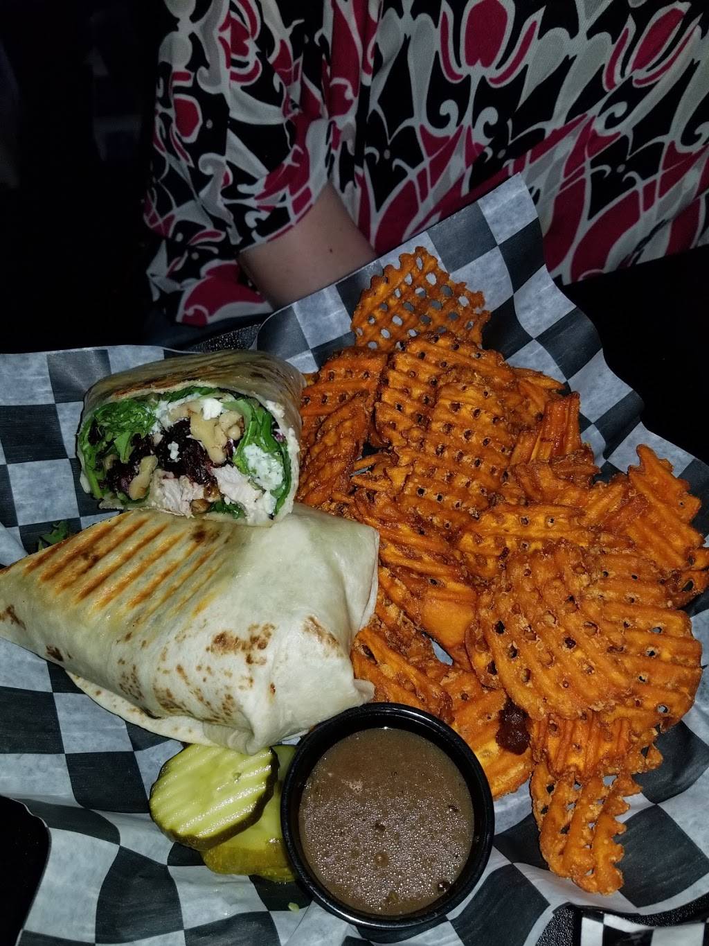 Mingos Sports Bar and Grill | restaurant | 41 Roberts Dr, North Adams, MA 01247, USA | 4133464067 OR +1 413-346-4067