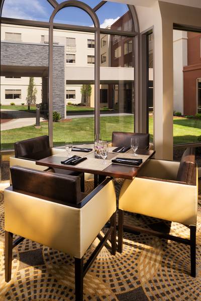 The Common House Kitchen & Bar | restaurant | 100 Capital Blvd, Rocky Hill, CT 06067, USA | 8602576000 OR +1 860-257-6000