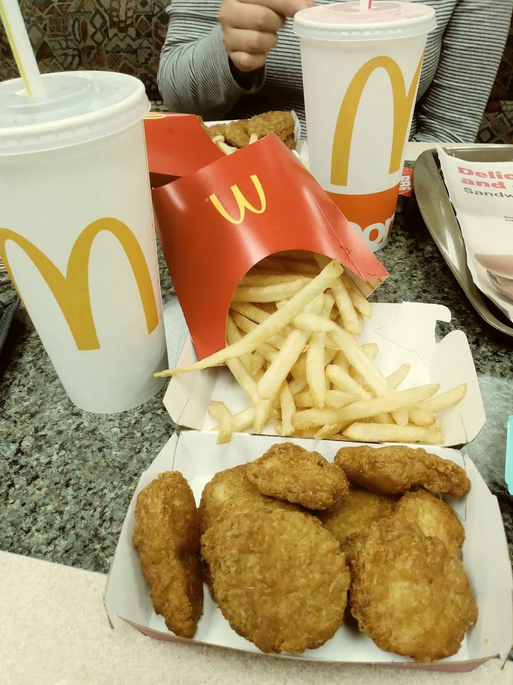 McDonalds | cafe | 5205 W Goshen Ave, Visalia, CA 93291, USA | 5596360494 OR +1 559-636-0494