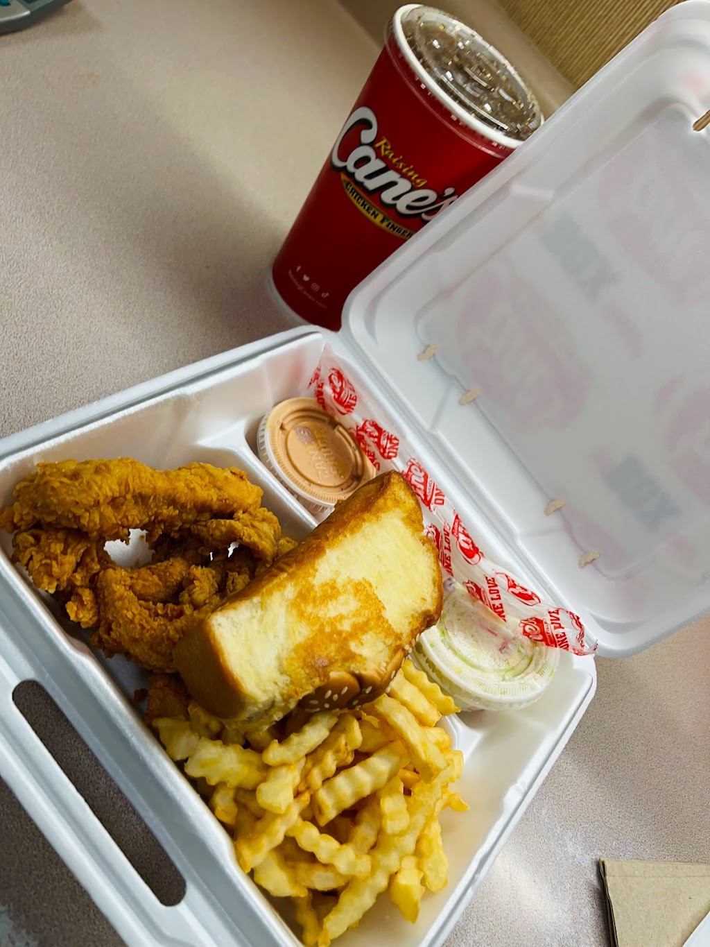 Raising Canes Chicken Fingers | restaurant | 675 Sunland Park Dr, El Paso, TX 79912, USA | 9152424834 OR +1 915-242-4834
