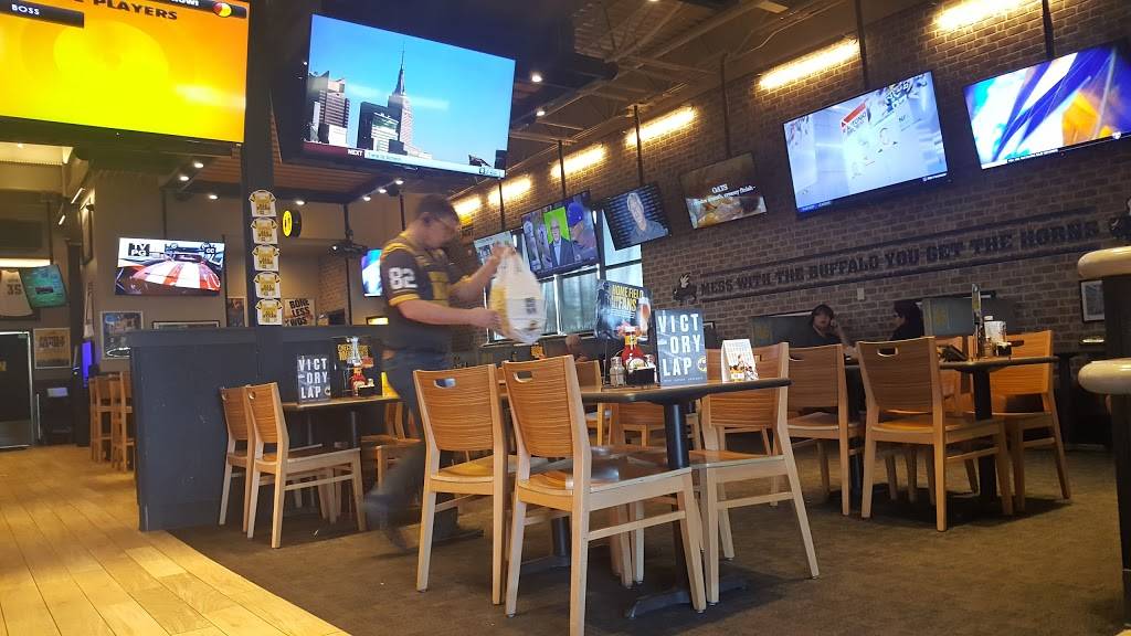 Buffalo Wild Wings | meal takeaway | 1901 Main St SW, Los Lunas, NM 87031, USA | 5055659464 OR +1 505-565-9464