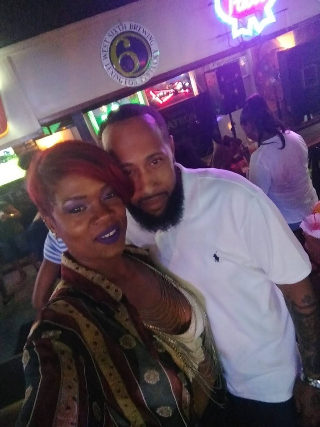 Hollys Pour House | restaurant | 907 Ulrich Ave, Louisville, KY 40219, USA | 5029660654 OR +1 502-966-0654