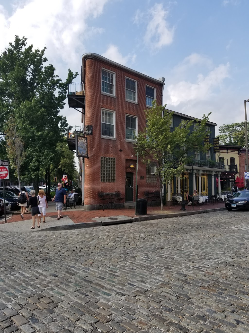 Dudas Tavern | restaurant | 1600 Thames St, Baltimore, MD 21231, USA | 4102769719 OR +1 410-276-9719