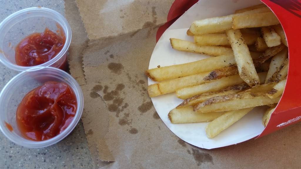 Wendys | restaurant | 6585 Airport Rd, Mississauga, ON L4V 1E5, Canada | 9056787846 OR +1 905-678-7846