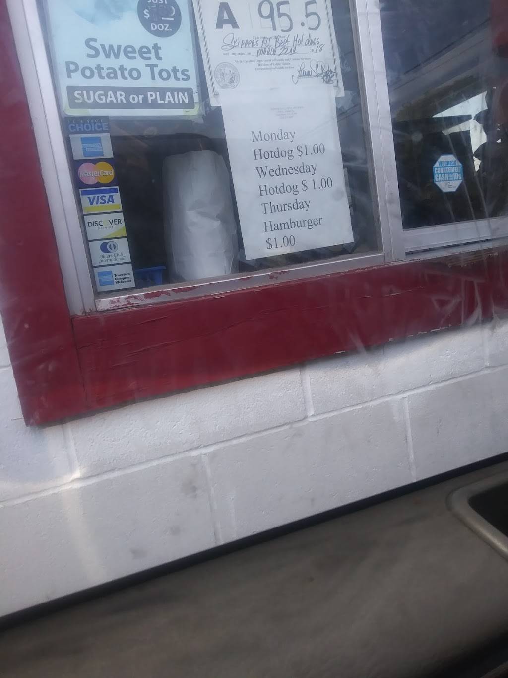 Skippers All Beef Hot Dogs | restaurant | 1940 E Market St, Greensboro, NC 27401, USA | 3362743647 OR +1 336-274-3647