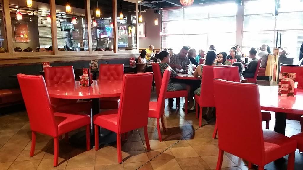 Red Robin Gourmet Burgers and Brews | restaurant | 1509 New Britain Ave, West Hartford, CT 06110, USA | 8605618594 OR +1 860-561-8594