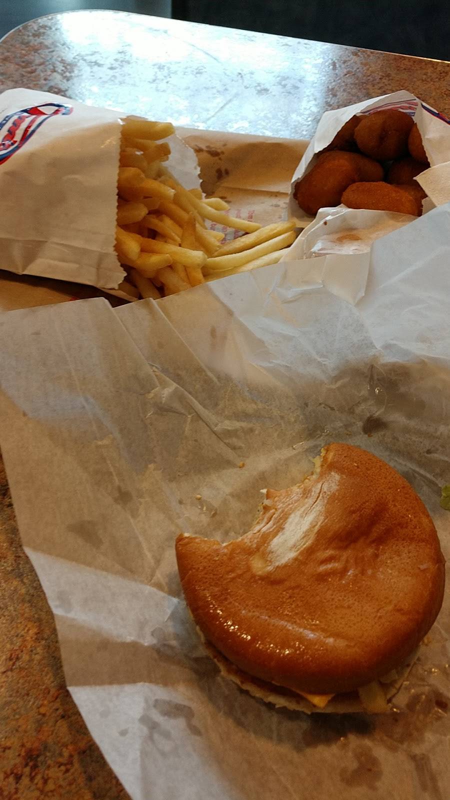 Toms Drive-In | restaurant | 1395 W American Dr, Neenah, WI 54956, USA | 9208860041 OR +1 920-886-0041