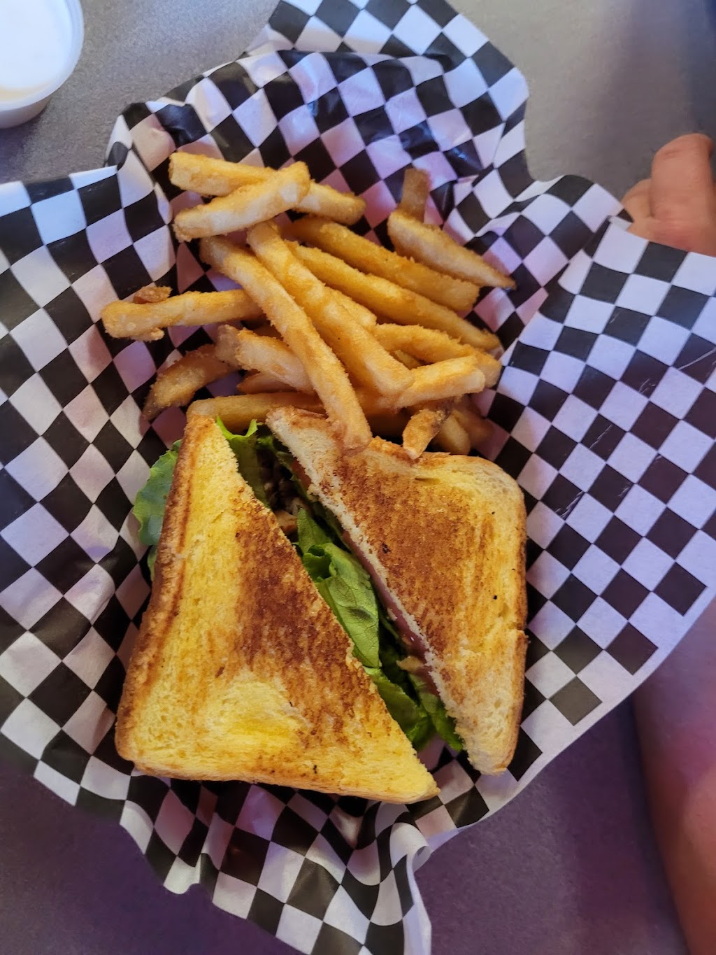 Hemi and Hogs Bar and Grill | restaurant | 100 E Jackson St, Medford, OR 97501, USA | 4582259288 OR +1 458-225-9288