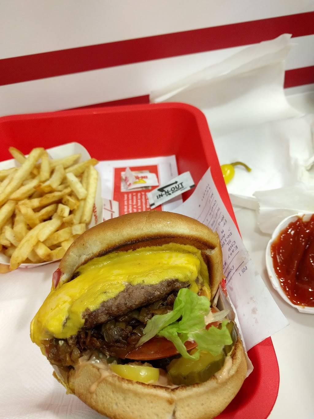 In-N-Out Burger | restaurant | 39697 Avenida Acacias, Murrieta, CA 92563, USA | 8007861000 OR +1 800-786-1000