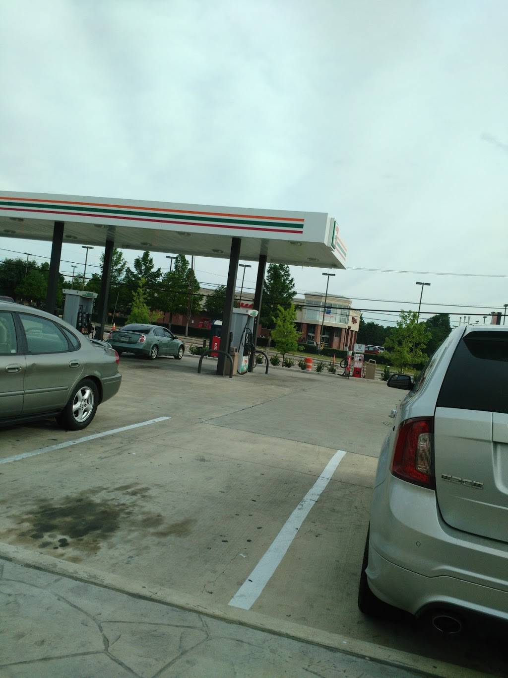 7-Eleven | bakery | 2400 W Ledbetter Dr, Dallas, TX 75233, USA | 2143392627 OR +1 214-339-2627