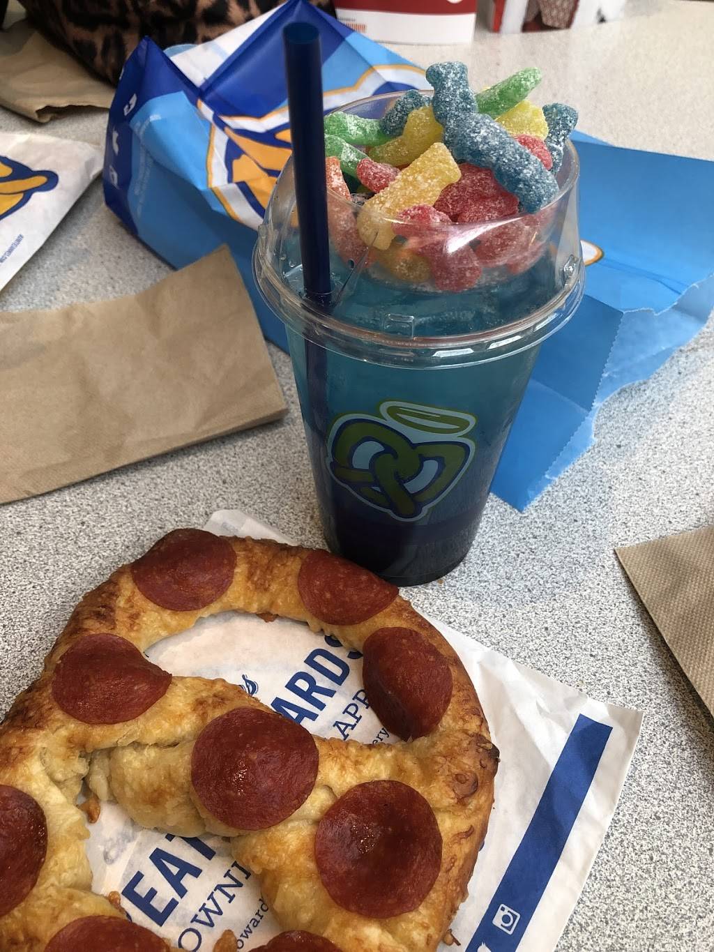Auntie Annes | cafe | 313 Burr Ln, Lake Grove, NY 11755, USA | 6313603005 OR +1 631-360-3005