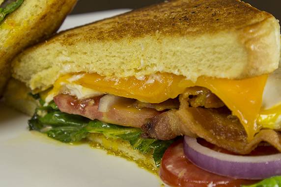 Dark Horse Tap & Grille | restaurant | 3443 N Sheffield Ave, Chicago, IL 60657, USA | 7732484400 OR +1 773-248-4400