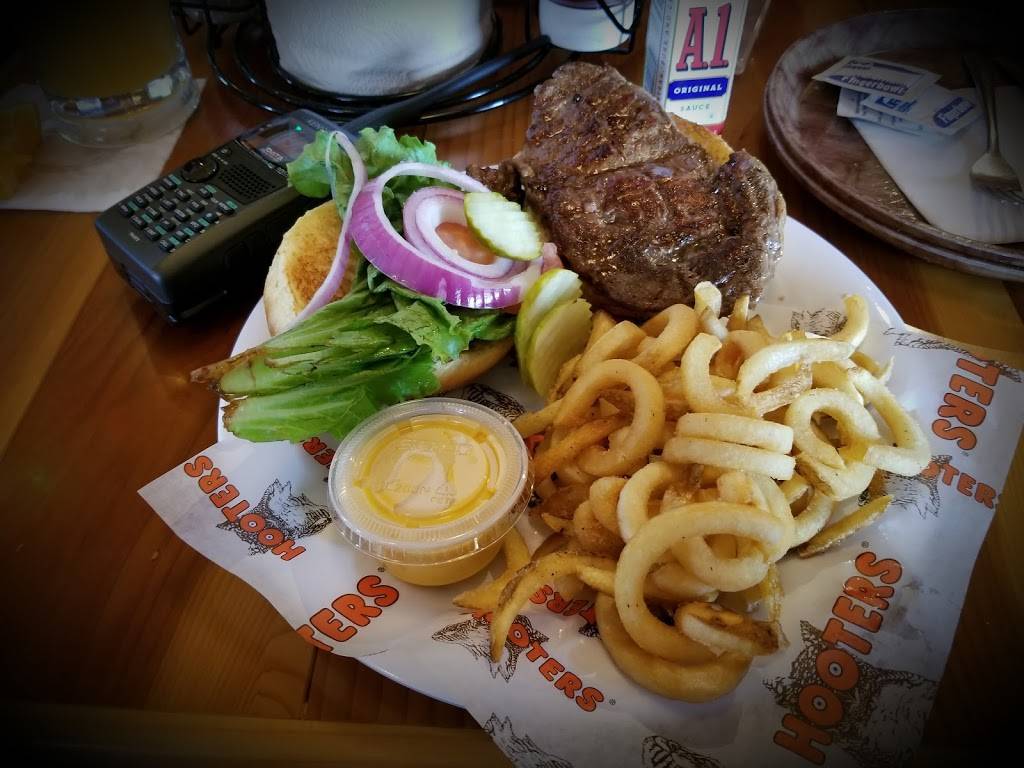 Hooters | meal takeaway | 4395 Fox Valley Center Dr, Aurora, IL 60504, USA | 6308514008 OR +1 630-851-4008