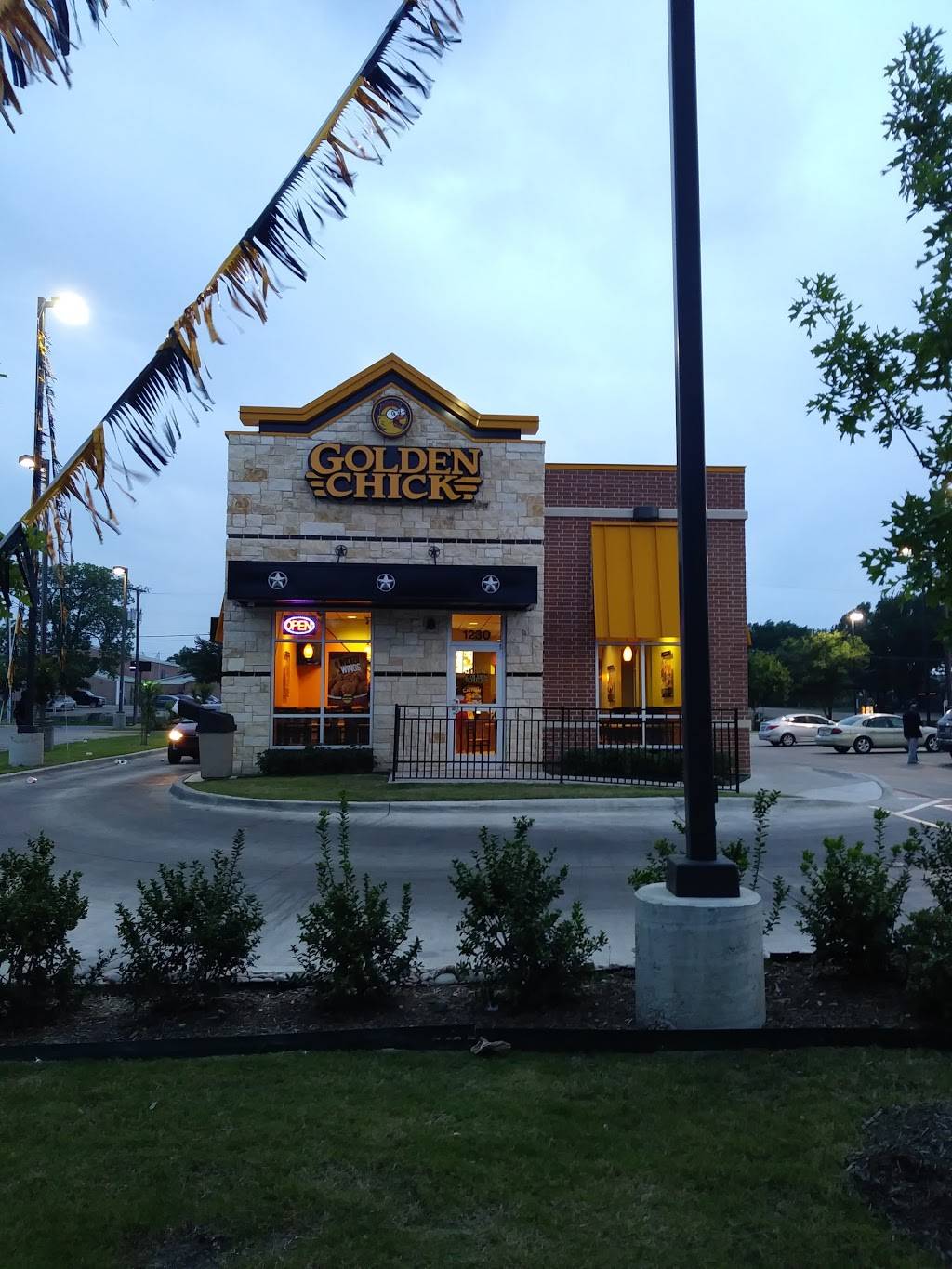 Golden Chick | meal takeaway | 1230 Robert B Cullum Blvd, Dallas, TX 75210, USA | 2144216000 OR +1 214-421-6000