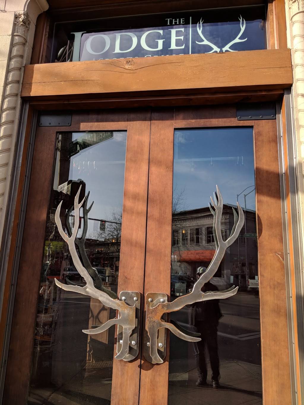 The Lodge Sports Grille | restaurant | 8501 Greenwood Ave N, Seattle, WA 98103, USA | 2064023046 OR +1 206-402-3046