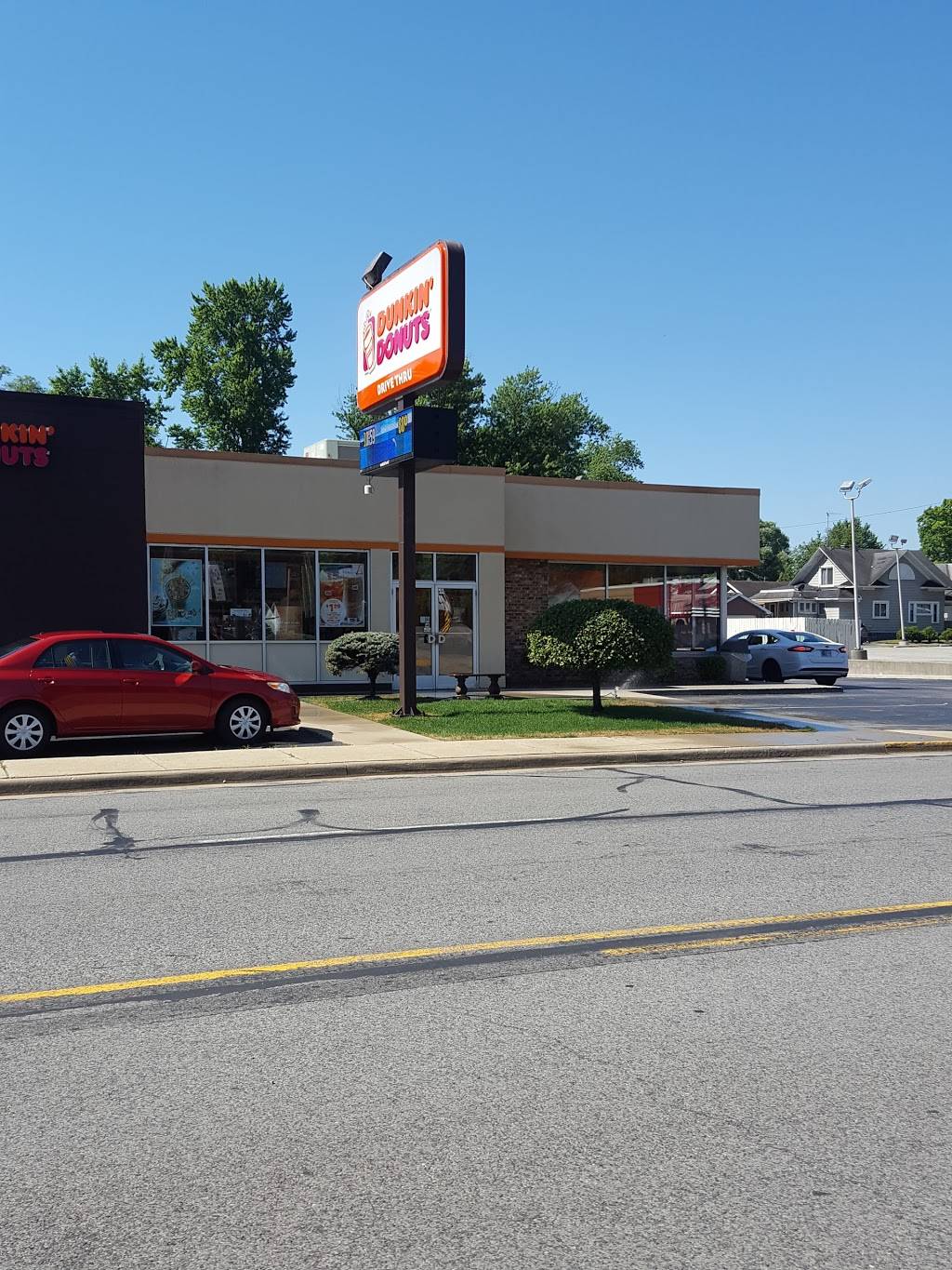 Dunkin | bakery | 906 W Pike St, Goshen, IN 46526, USA | 5745334314 OR +1 574-533-4314