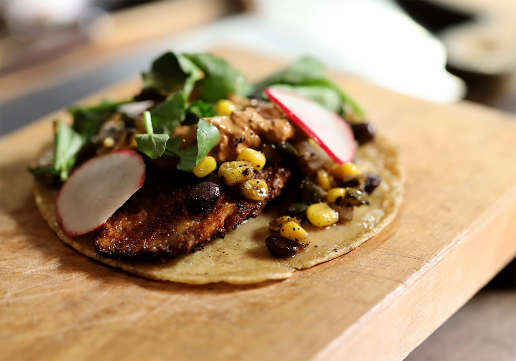 La Dama Mexican Kitchen & Bar | restaurant | 839 S 2nd St, Milwaukee, WI 53204, USA | 4146452606 OR +1 414-645-2606