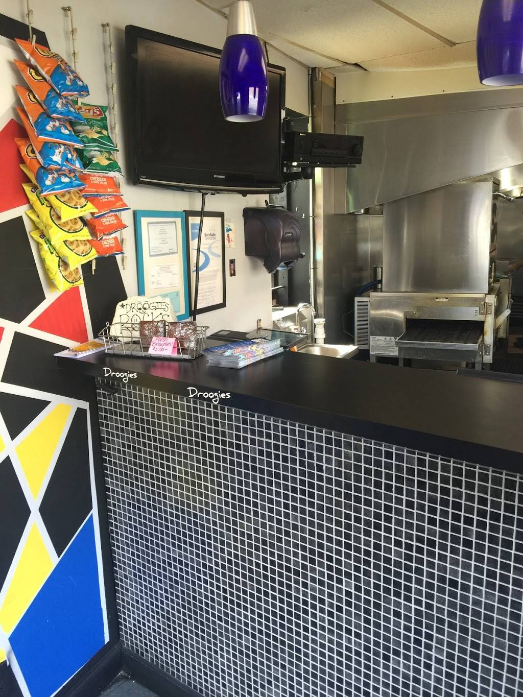 Droogies | restaurant | 3500 Whitney Ave, Hamden, CT 06518, USA | 2032393000 OR +1 203-239-3000