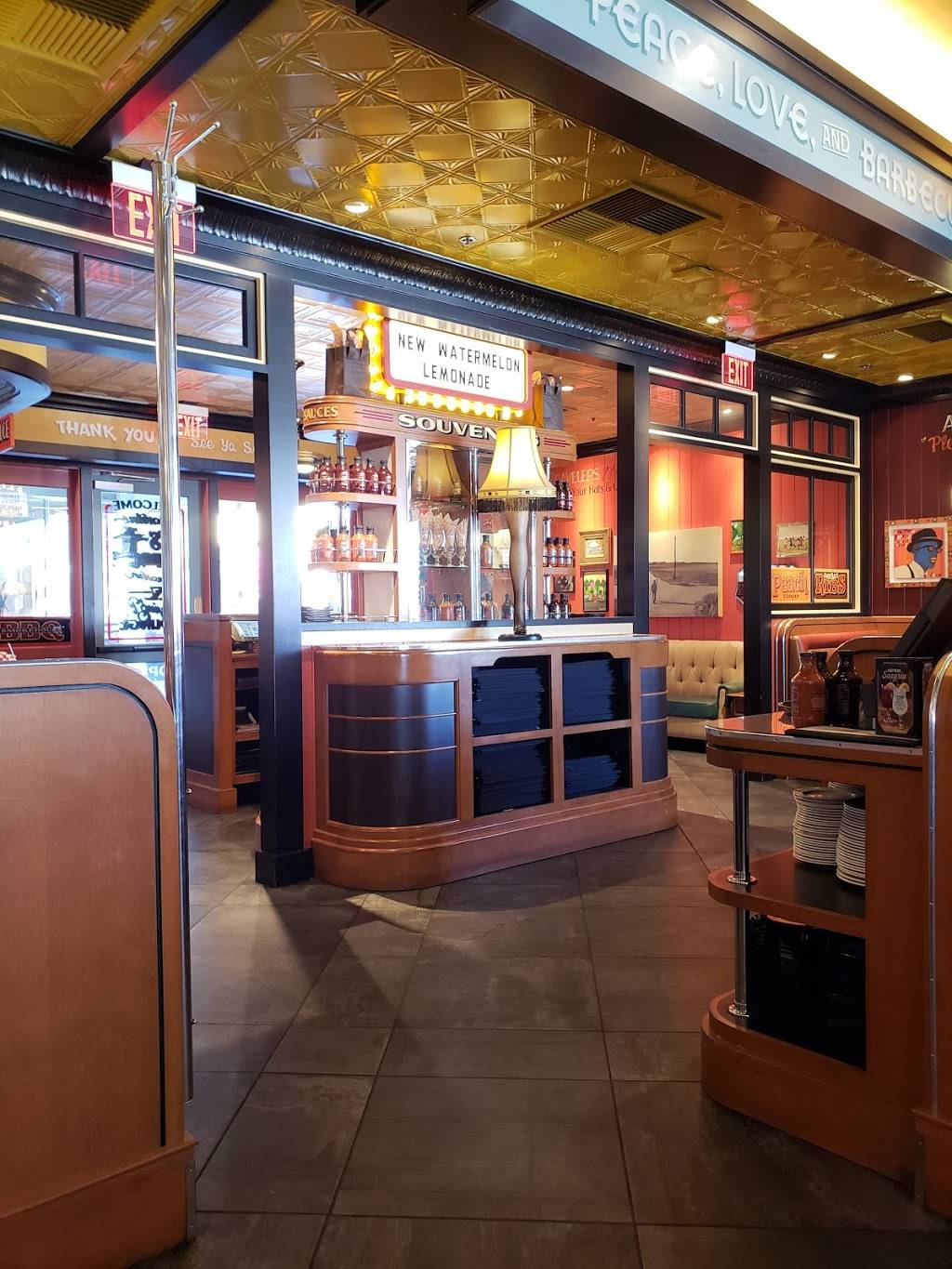 Lucilles Smokehouse Bar-B-Que | restaurant | 2800 N Main St #2160, Santa Ana, CA 92705, USA | 7145427427 OR +1 714-542-7427