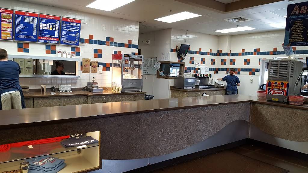 Toms Drive-In | restaurant | 1395 W American Dr, Neenah, WI 54956, USA | 9208860041 OR +1 920-886-0041