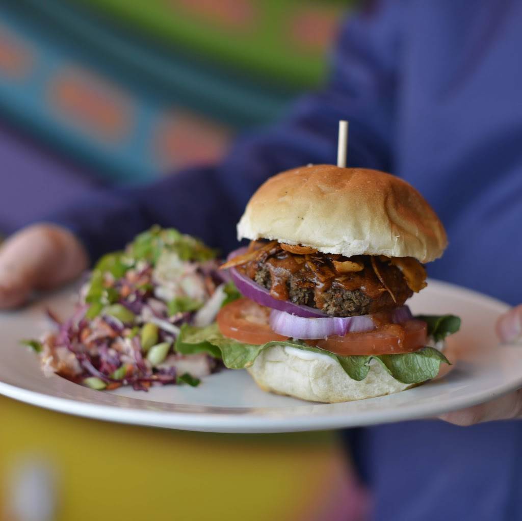 Carrots N Dates | restaurant | 2090 Wyandotte St E, Windsor, ON N8Y 5B2, Canada | 5199625115 OR +1 519-962-5115