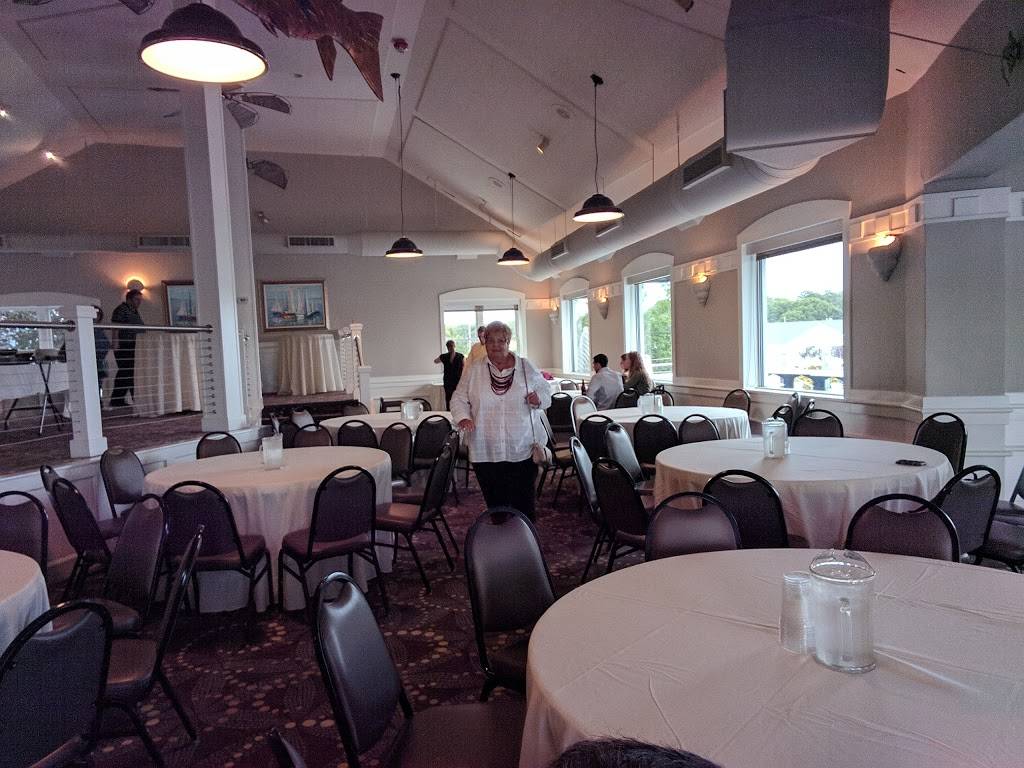 Chelos Hometown Bar and Grille | restaurant | 1 Masthead Dr, Warwick, RI 02886, USA | 4018843000 OR +1 401-884-3000