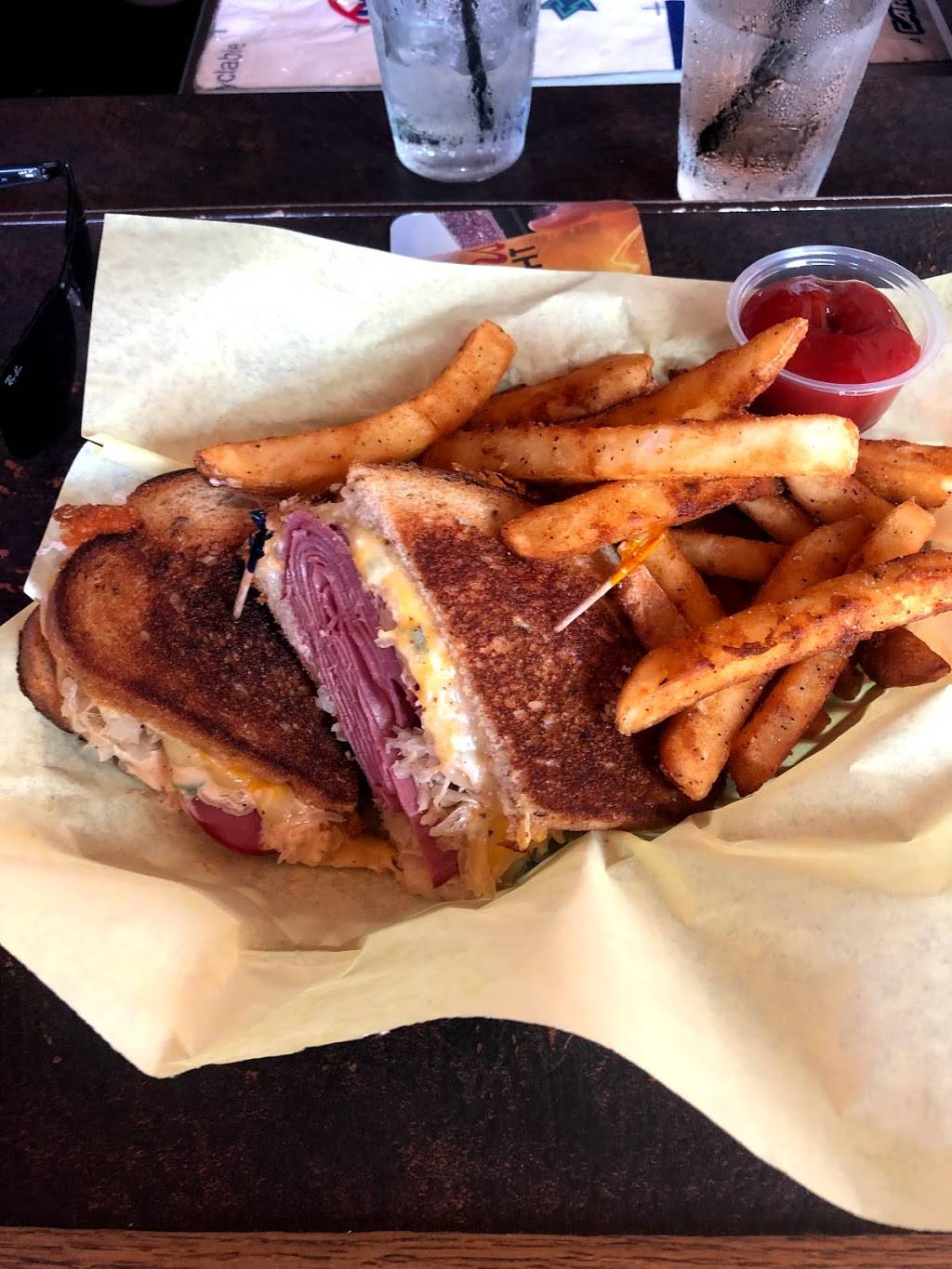 Knuckleheads Sports Bar & Grill | restaurant | 1717 N El Camino Real, San Clemente, CA 92672, USA | 9494922410 OR +1 949-492-2410