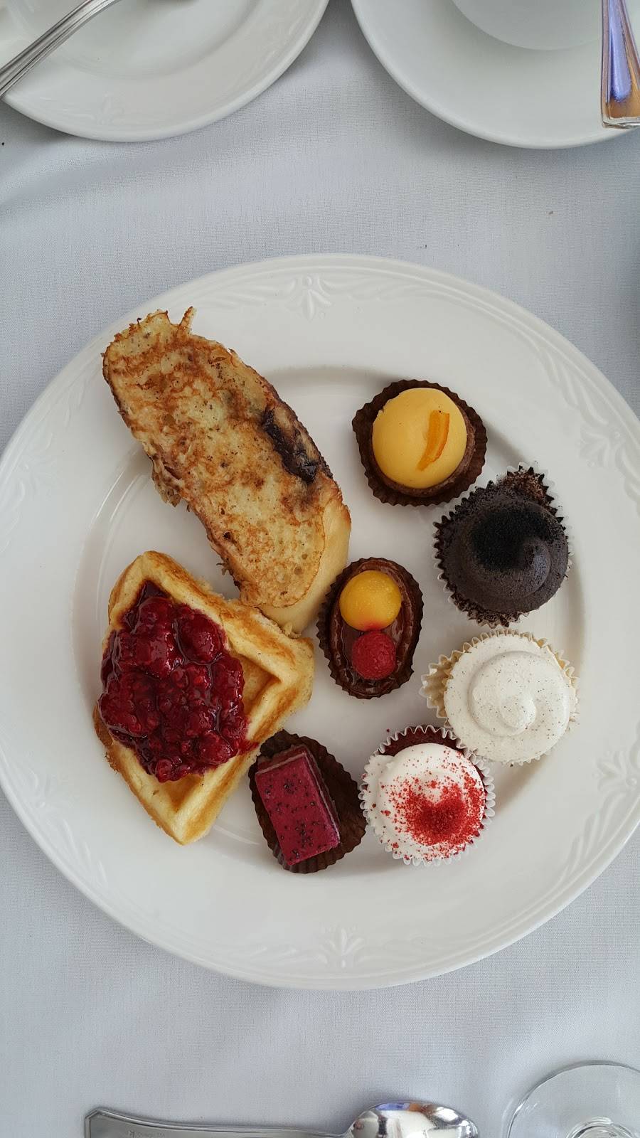 Breakwater Fine Dining | restaurant | 15 Stavebank Rd S, Mississauga, ON L5G 2T2, Canada | 9058916225 OR +1 905-891-6225