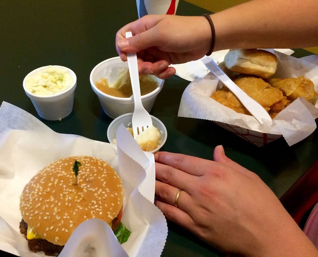 Youngs Restaurant & Ice Creamery | restaurant | 206 Meramec Station Rd, Valley Park, MO 63088, USA | 6362256677 OR +1 636-225-6677