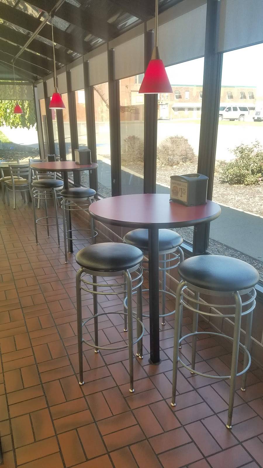 Hardees | restaurant | 100 E Maple St, Centerville, IA 52544, USA | 6418568110 OR +1 641-856-8110