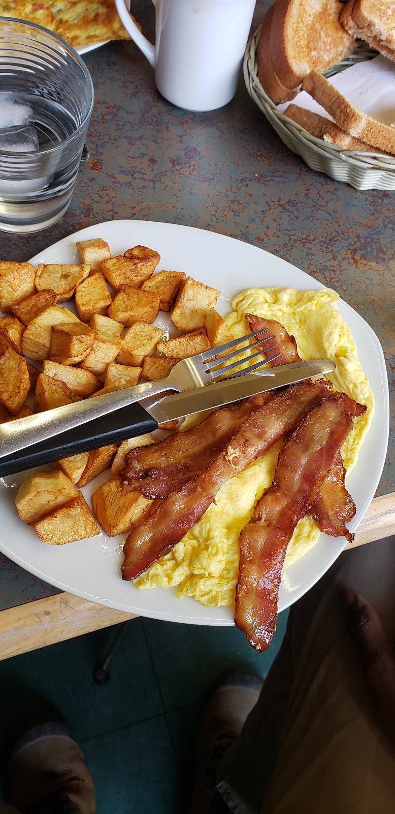 The Eagle Twins | restaurant | 954 St Clair Ave W, Toronto, ON M6E 1A1, Canada | 4165365454 OR +1 416-536-5454