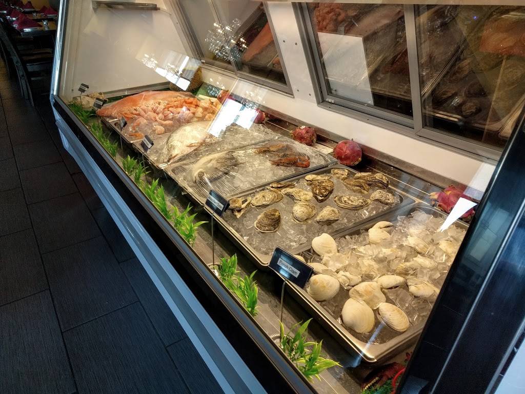 Sriracha Thai Bistro and Oyster Bar | restaurant | 2900 River Dr #118, Moline, IL 61265, USA | 3095173145 OR +1 309-517-3145