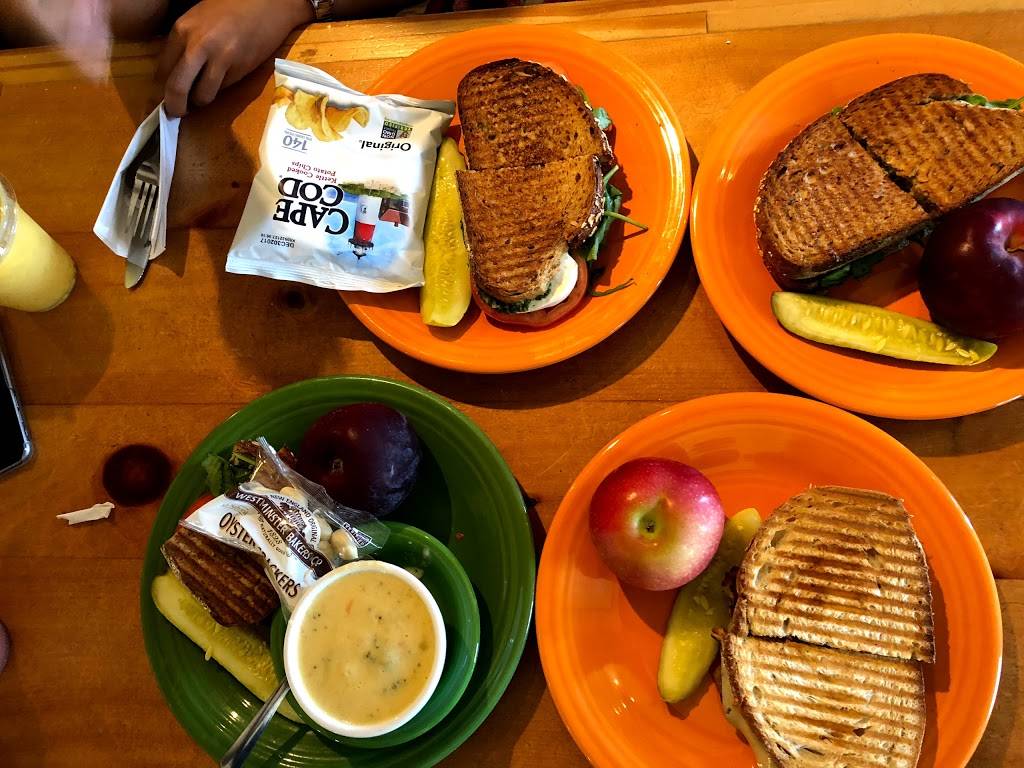 Tuckers | restaurant | 207 Main St, New London, NH 03257, USA | 6034135528 OR +1 603-413-5528