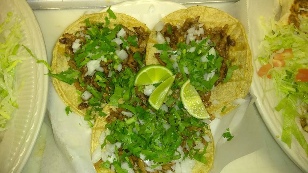 Birriería Y Carnitas El Gallito | restaurant | 7021 N Clark St, Chicago, IL 60626, USA | 7739019067 OR +1 773-901-9067