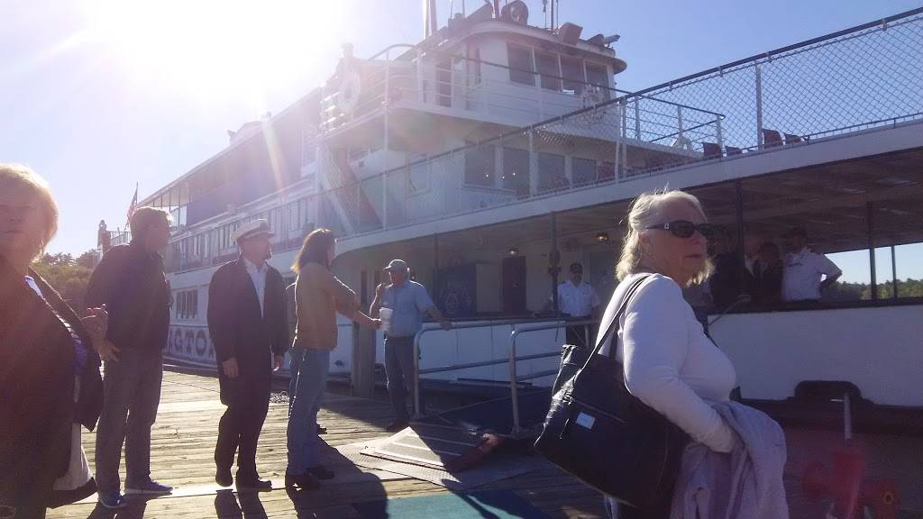 Winnipesaukee Flagship Corporation | restaurant | 30 Lake St, Center Harbor, NH 03226, USA | 6032537355 OR +1 603-253-7355