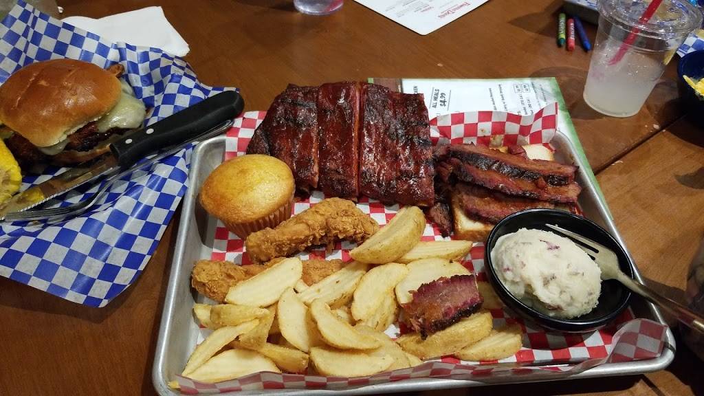 Famous Daves Bar-B-Que | restaurant | 15725 E Briarwood Cir, Aurora, CO 80016, USA | 3033966227 OR +1 303-396-6227