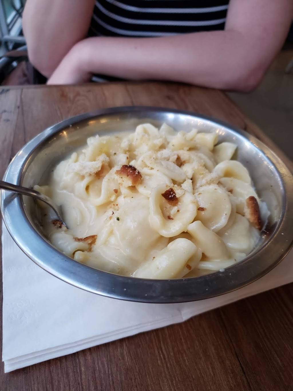 Continental Beer Garden | restaurant | 1901 Fort Myer Dr, Arlington, VA 22209, USA | 7034657675 OR +1 703-465-7675