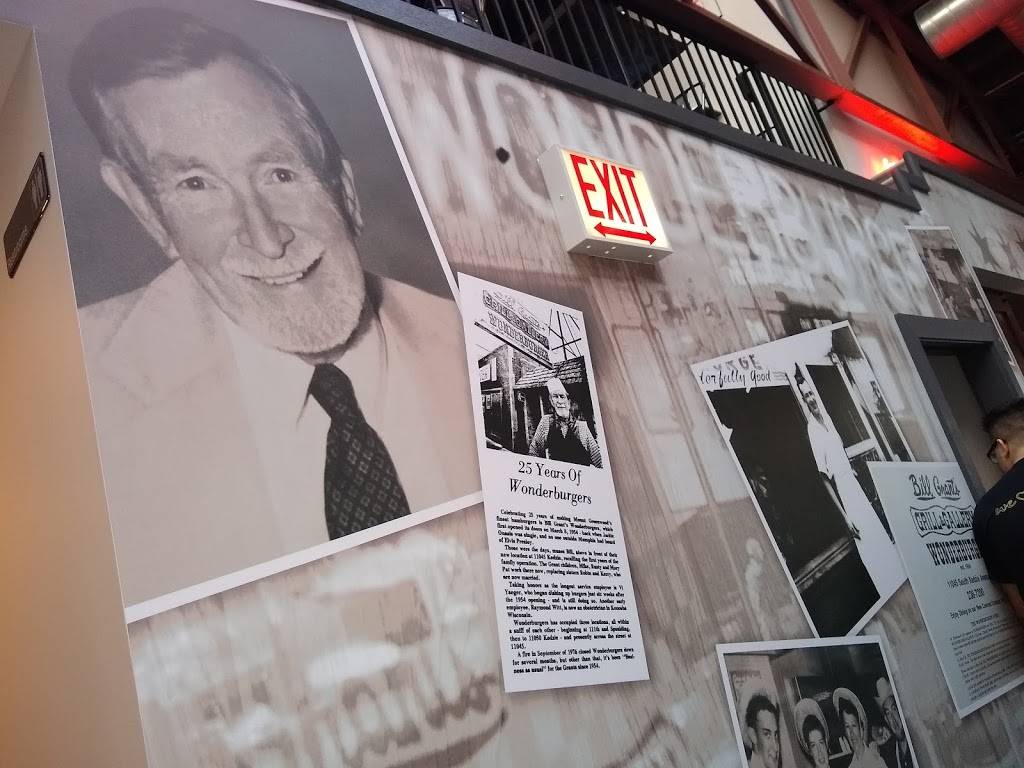 Wonderburger Grill | restaurant | 3333 W 111th St, Chicago, IL 60655, USA | 7732387200 OR +1 773-238-7200