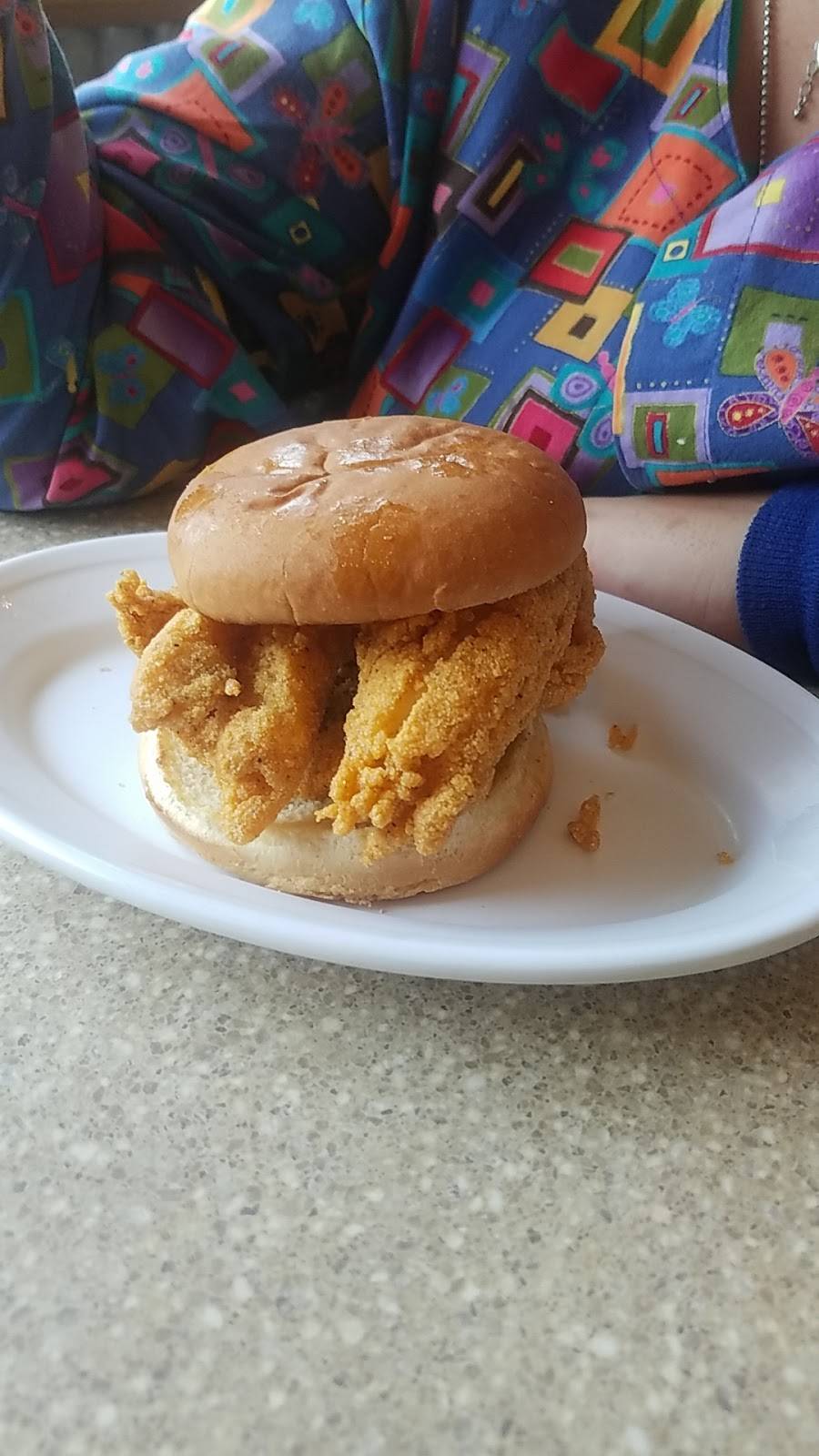 Triple E Bar-B-Q East | restaurant | 906 E Deyoung St, Marion, IL 62959, USA | 6189971369 OR +1 618-997-1369