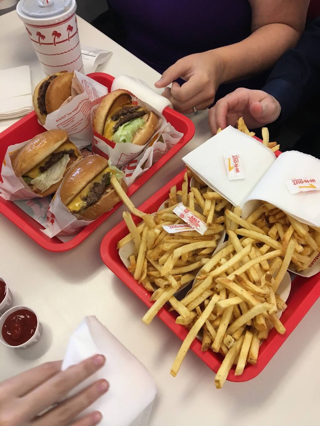 In-N-Out Burger | restaurant | 2910 E Germann Rd, Chandler, AZ 85249, USA | 8007861000 OR +1 800-786-1000