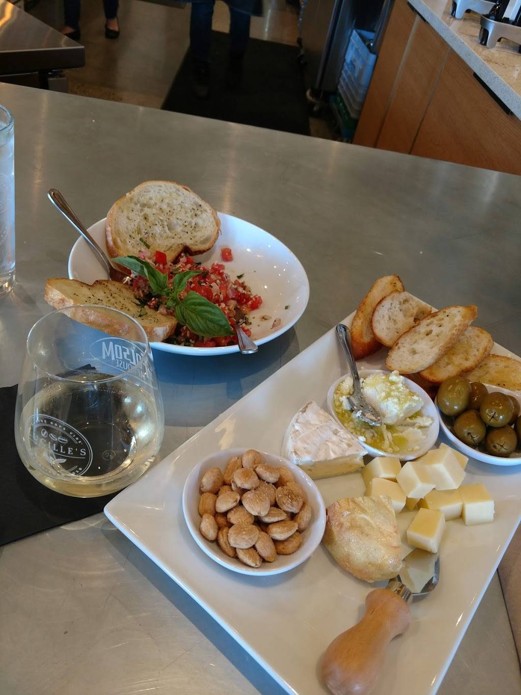 Lucilles Coffee Hops & Vine | cafe | 25055 Blue Ravine Rd #100, Folsom, CA 95630, USA | 9162947472 OR +1 916-294-7472