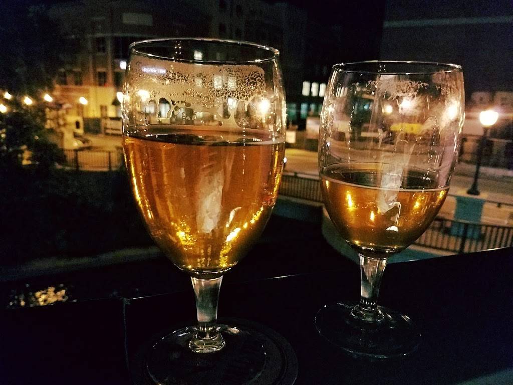 Features Bar & Grill | restaurant | 10 Chicago Ave, Naperville, IL 60540, USA | 6304163310 OR +1 630-416-3310