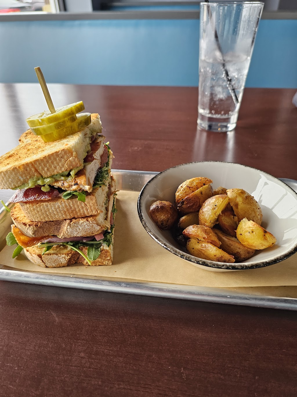 Bar Louie - Naperville | restaurant | 2835 Showplace Dr Suite 139, Naperville, IL 60564, USA | 3314442050 OR +1 331-444-2050