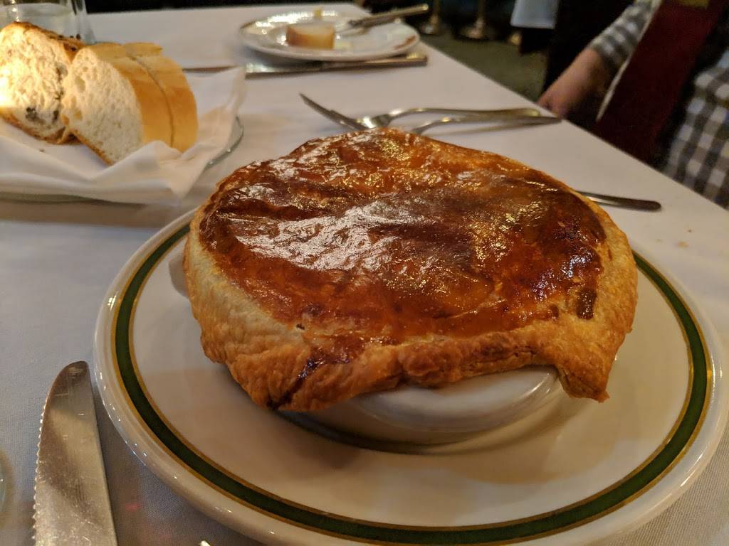 Le Petit Paris | restaurant | 260 E Chestnut St, Chicago, IL 60611, USA | 3127878260 OR +1 312-787-8260