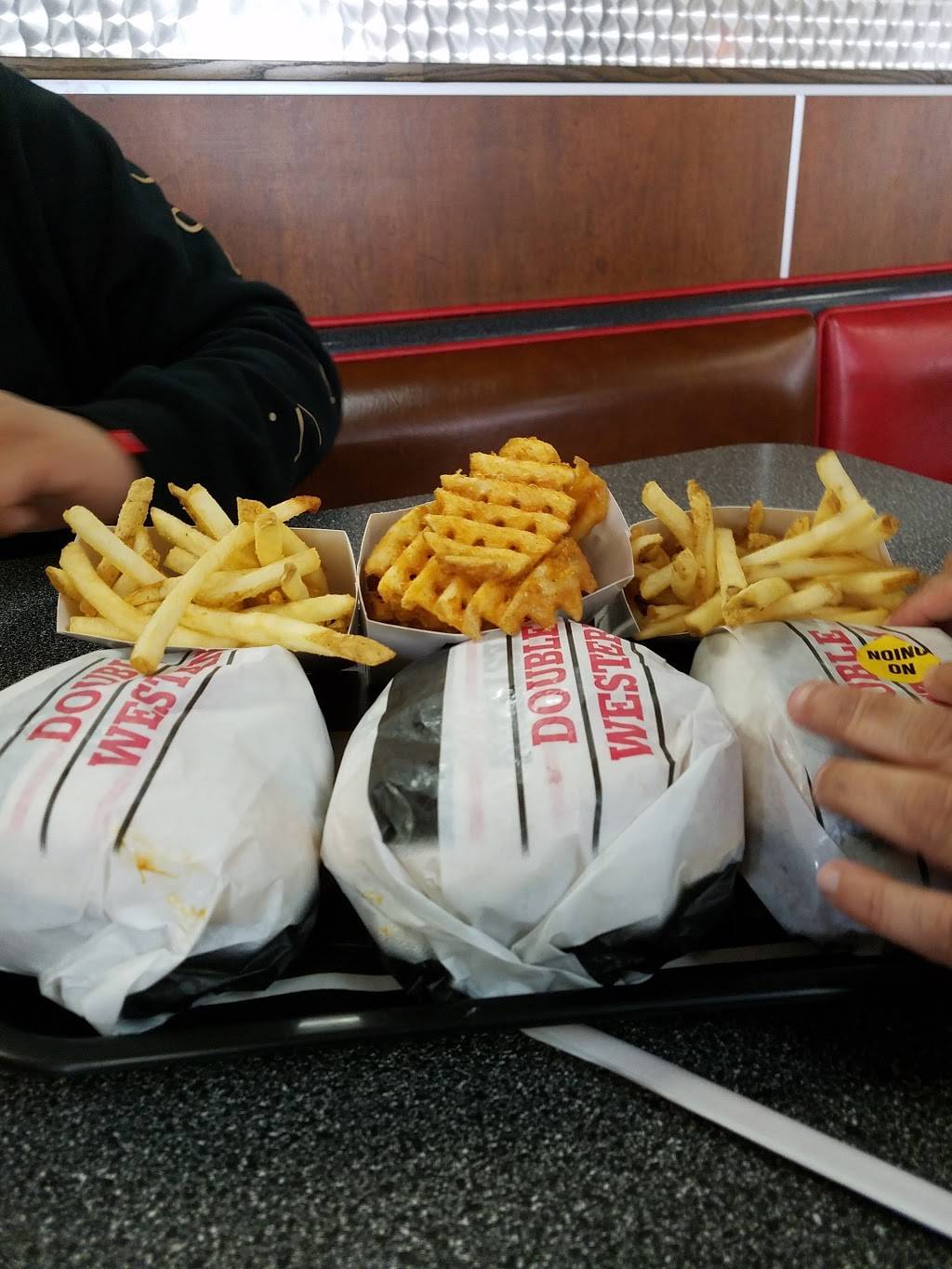 Carls Jr. | restaurant | 1941 E Pacheco Blvd, Los Banos, CA 93635, USA | 2098273567 OR +1 209-827-3567