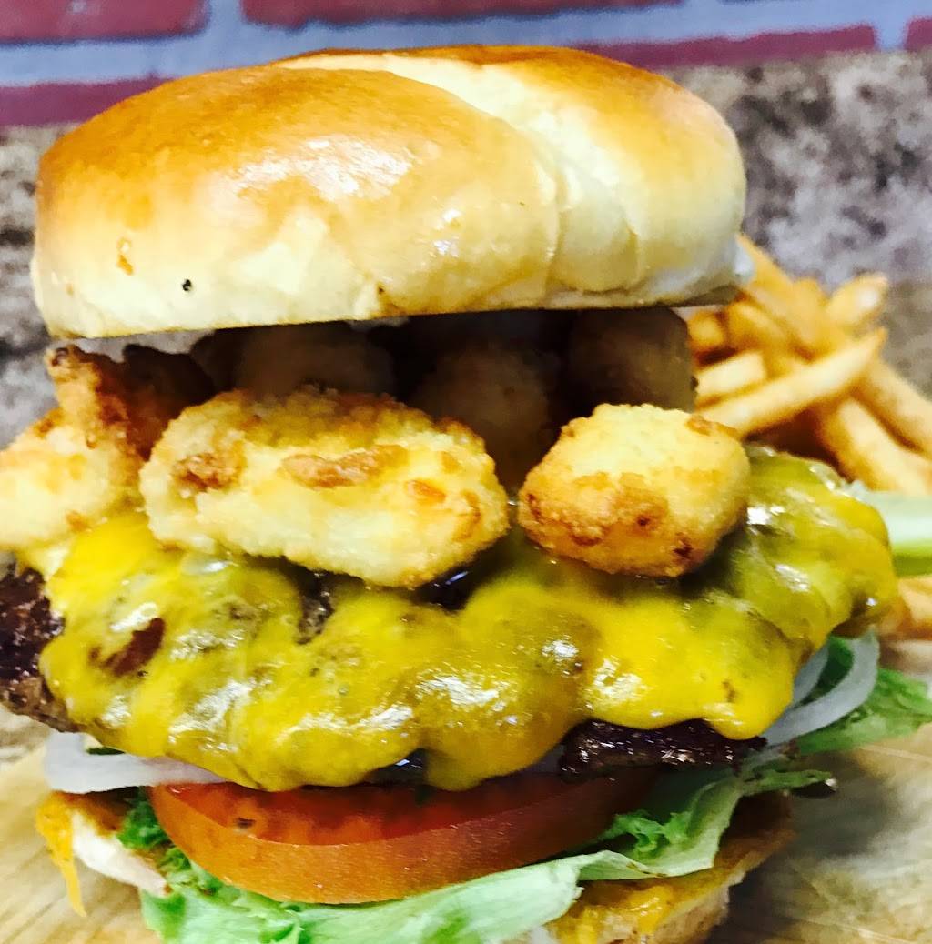 Luis Pizza | restaurant | W3410 S Lake Shore Dr, Lake Geneva, WI 53147, USA | 2622486810 OR +1 262-248-6810