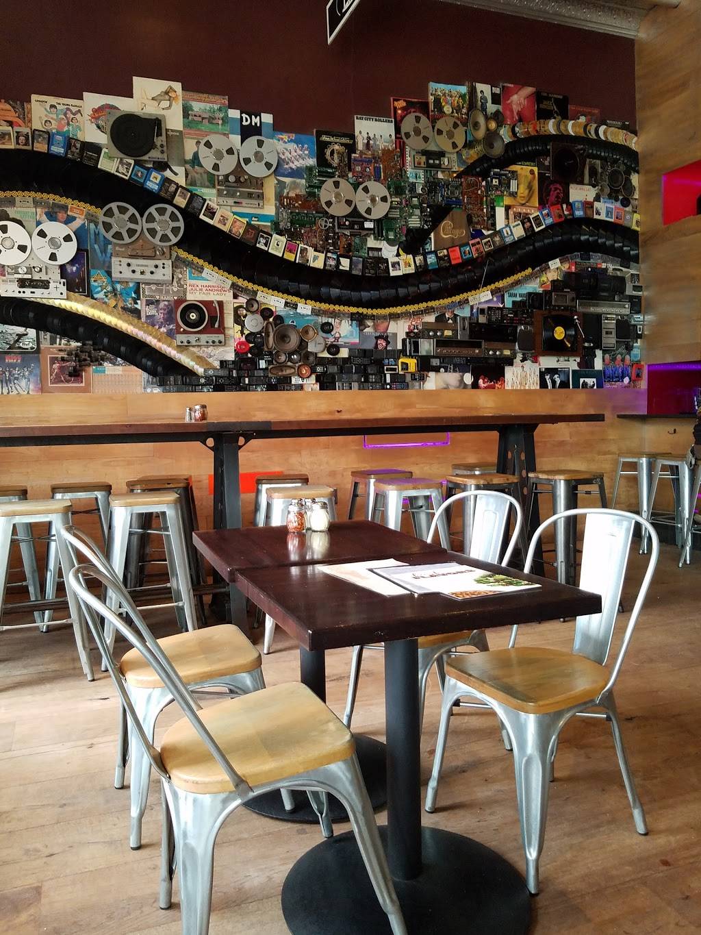 Mellow Mushroom | meal takeaway | 3012 W Cary St, Richmond, VA 23221, USA | 8043708210 OR +1 804-370-8210