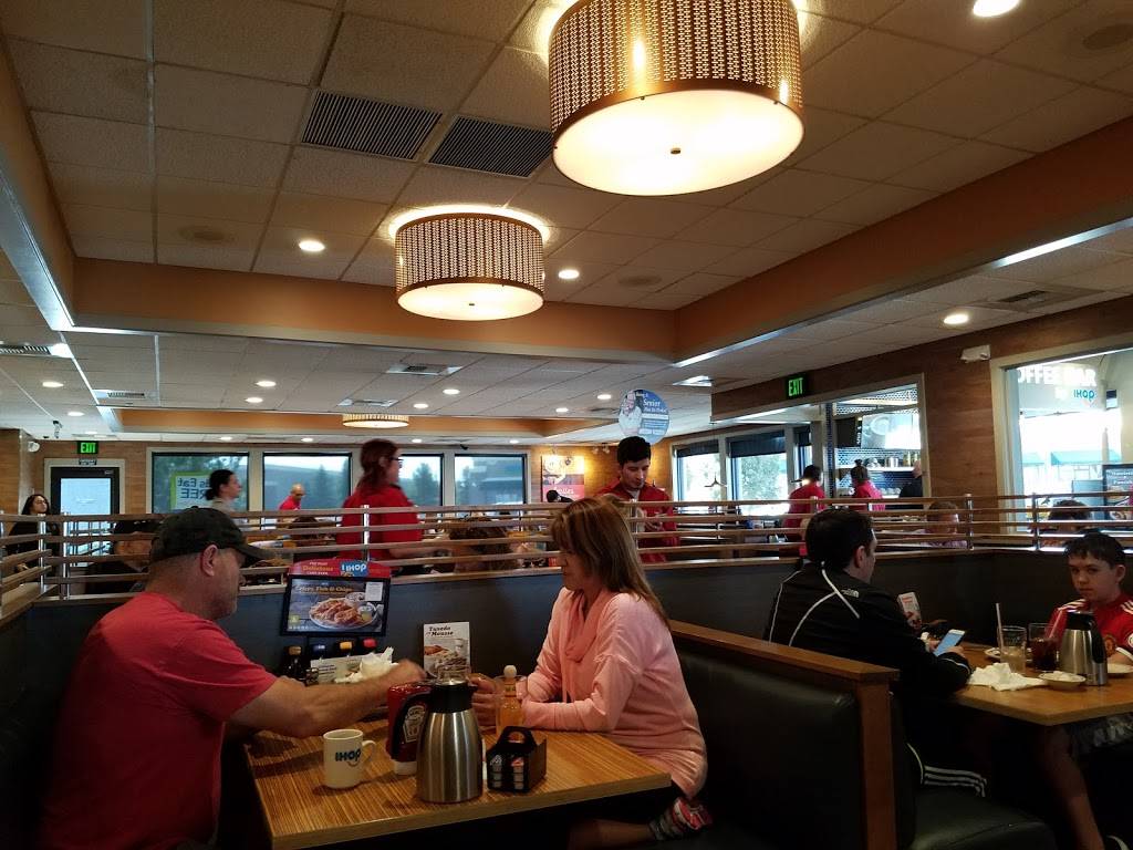 IHOP | restaurant | 9565 S University Blvd, Highlands Ranch, CO 80126, USA | 7203447383 OR +1 720-344-7383